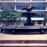 Fuente Cupido y el Cisne. Actualmente en la Universidad de Costa Rica por Bell, John (extranjero). Patrimonio cultural escultórico