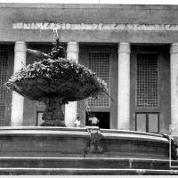 Foto de fuente Cupido y el Cisne  frente al Paraninfo de Universidad de Costa Rica por Bell, John (extranjero). Patrimonio cultural escultórico