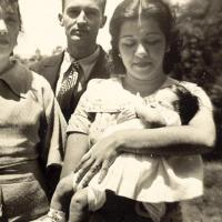 Maruja, Francisco Amighetti y Dora Santiesteban con niña por Castro, María Eugenia (Maruja).  Amighetti, Francisco