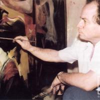 Fotografía de don Rafa en su taller pintando Mujeres por Fernández, Rafael (Rafa)