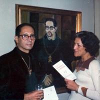 Fotografía del artista  y Julita Cortés (Machucambos) junto a su autorretrato por Jiménez, Guillermo