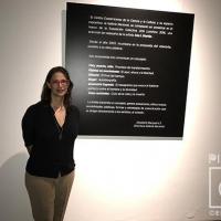 La artista en una exposición por Martén, Ana Isabel. Grupo Bocaracá