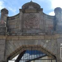 Detalle del pórtico de entrada sureste de la fábrica (FANAL). Puerta del escudo. por Quirós, Teodorico
