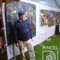 Fotografía de Rodolfo con sus obras en Feria Escazú por Stanley, Rodolfo