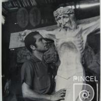 El artista junto a su obra Cristo por Zeledón Guzmán, Néstor